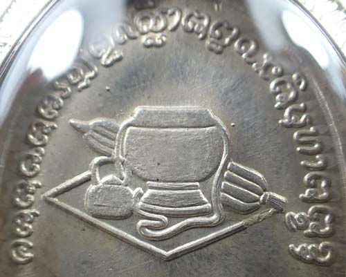 เหรียญหลวงปู่ชา วัดหนองป่าพง เนื้อเงิน+เลี่ยมเงินแท้ สภาพแชมป์ประเทศไทย+บัตรรับรองพระแท้*66