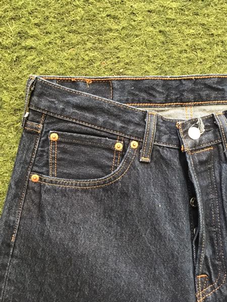 ยีนส์ ลีวาย 501 มือ2 ใส่นับครั้งได้ ใหม่กริ๊บๆขนยังไม่หลุด สอยตะเข็บให้เรียบร้อย -ขนาด32x34