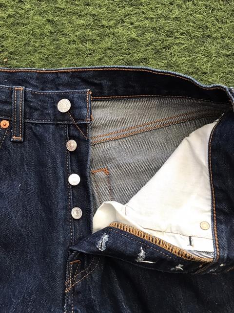 ยีนส์ ลีวาย 501 มือ2 ใส่นับครั้งได้ ใหม่กริ๊บๆขนยังไม่หลุด สอยตะเข็บให้เรียบร้อย -ขนาด32x34