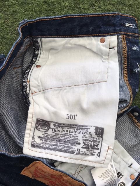 ยีนส์ ลีวาย 501 มือ2 ใส่นับครั้งได้ ใหม่กริ๊บๆขนยังไม่หลุด สอยตะเข็บให้เรียบร้อย -ขนาด32x34