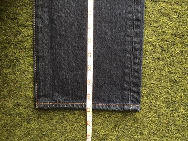 ยีนส์ ลีวาย 501 มือ2 ใส่นับครั้งได้ ใหม่กริ๊บๆขนยังไม่หลุด สอยตะเข็บให้เรียบร้อย -ขนาด32x34