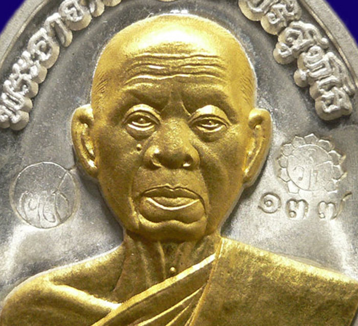 หลวงพ่อคูณ รุ่นอายุยืน กรรมการ เนื้อเงินหน้าทองคำ หมายเลข 137
