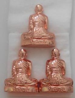 หลวงพ่อจรัญ ลอยองค์รูปปั๊มเหมือน พิมพ์เข่ากว้าง เนื้อทองระฆัง 3 องค์ + ทองแดง 3 องค์ 