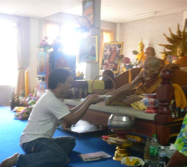 หลวงปู่ผ่าน ปัญญาปทีโป รุ่น 2 องค์ที่ (2)
