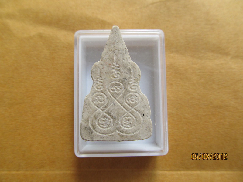 พระพุทธชินราชเนื้อผงขาว หลัง ยันต์ไม่ทราบที่ครับ   เริ่ม20บาท BB39