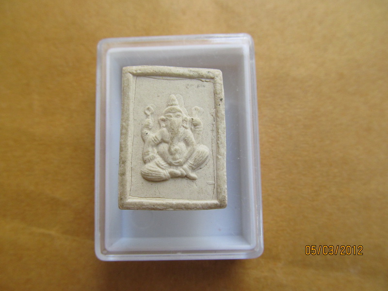 เศียรหลวงพ่อแก่ด้านหน้า ด้านหลังพระพิฆเนศ ...ไม่ทราบที่ เริ่ม20บาท BB133