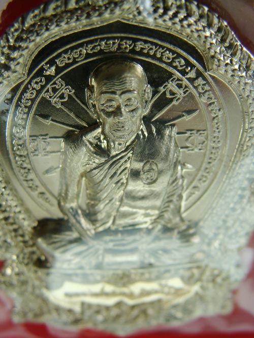 เหรียญเสมาไตรบารมี๒ หลวงพ่อผอง...เพ็ชรกลับจันทร์เพ็ญ...เนื้ออัลปาก้า เบาๆที่เคาะแรกครับ