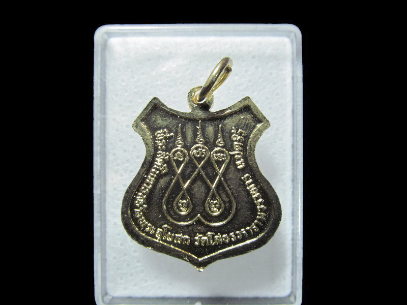 เหรียญรูปอาร์มหลวงพ่อโสธร เนื้อกะหลั่ยทองลงยาสีแดง . เริ่ม20บาท/ T.078