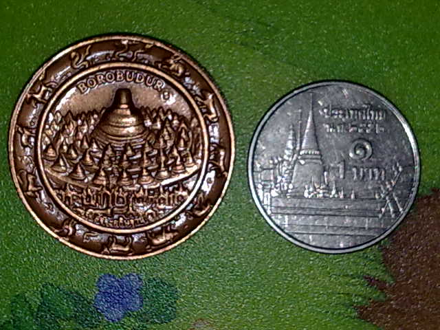 เหรียญบุโรพุทโธ อ.ลักษณ์ ด้านหลังเจดีย์บุโรพุทโธ พุทธศิลป์งดงามครับ  วัดใจ 50 เหรียญ สวย ๆ ครับ