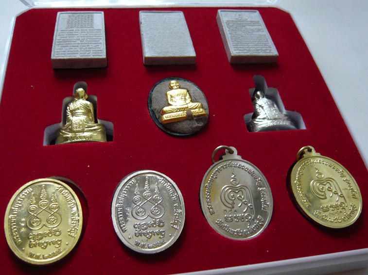 หลวงพ่อจรัญ วัดอัมพวัน รุ่นเจริญพร ชุดกรรมการสร้างรั้ว 1 ชุด (มี 10 องค์)