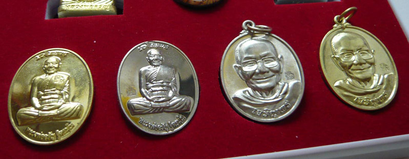 หลวงพ่อจรัญ วัดอัมพวัน รุ่นเจริญพร ชุดกรรมการสร้างรั้ว 1 ชุด (มี 10 องค์)