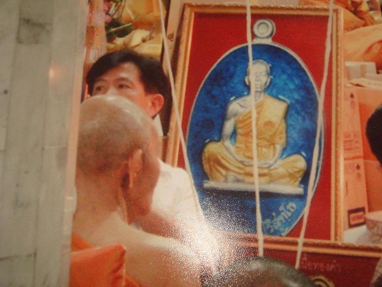 เหรียญหลวงพ่อคูณรุ่นย้อนยุคสร้างบารมีปี19 เนื้อทองแดงลงยาสีฟ้า หมายเลข 1144 สภาพสวยมาแรงๆๆ
