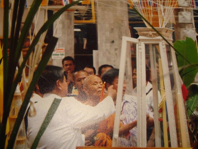 เหรียญหลวงพ่อคูณรุ่นย้อนยุคสร้างบารมีปี19 เนื้อทองแดงลงยาสีฟ้า หมายเลข 1144 สภาพสวยมาแรงๆๆ
