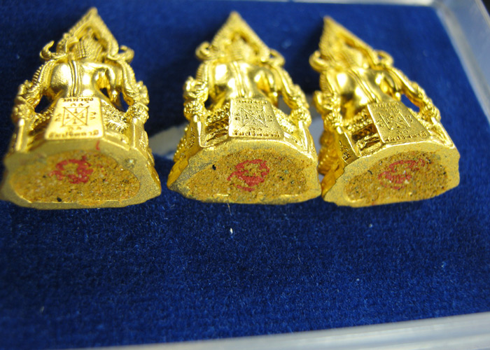 สมเด็จองค์ปฐมรุ่น 5 ฉลองสมณศักดิ์หลวงพ่ออนันต์ วัดท่าซุง จ.อุทัยธานี เนื้อชุบทองฐานอุดผง