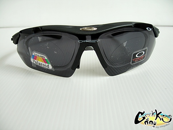 	แว่น กันแดด Oakley มาพร้อม เลนส์เปลี่ยนสีได้ถึง 5 สี มีกรอบสำหรับใส่เลนส์สายตาได้ด้วยครับรุ่นนี้ มา