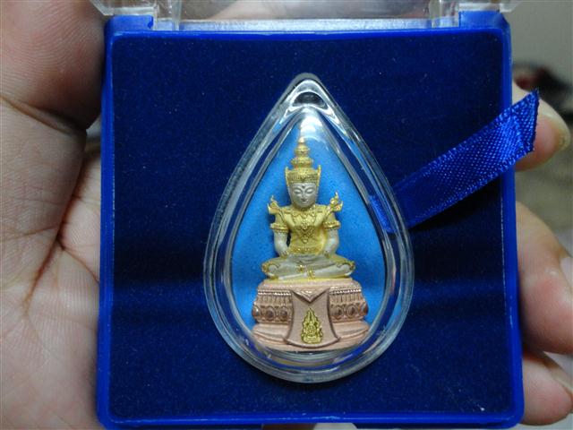 พระกริ่งพระแก้วมรกต เนื้อเงินพ่นทราย 3 กษัตริย์ หมายเลยโค๊ต ๓๙๙๐