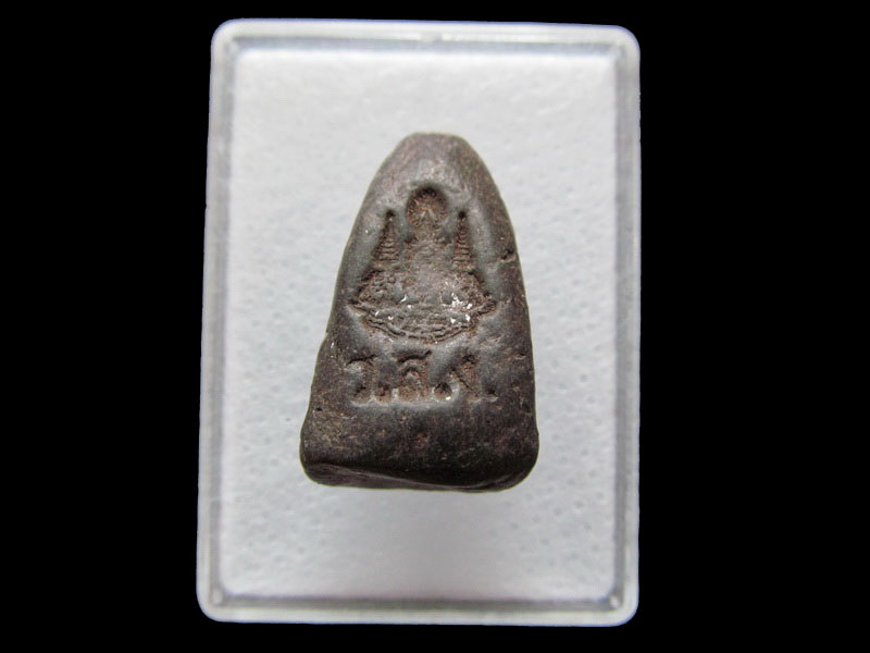 พระรอดเนื้อผงดำหลังตราครองราชฯ ไม่ทราบวัด.เริ่ม20บาท/V.117