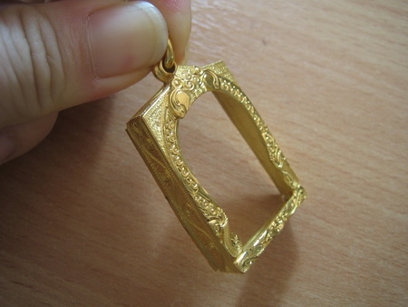 กรอบทองคำแท้มือสอง ยกซุ้มแกะลายสวยงาม พระสมเด็จฯ 