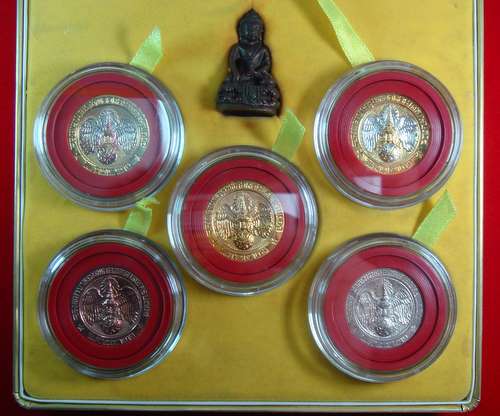 ชุดคุ้มเกล้าฯมหามงคล มูลนิธิคุ้มเกล้า ในพระบรมชูประถัมภ์