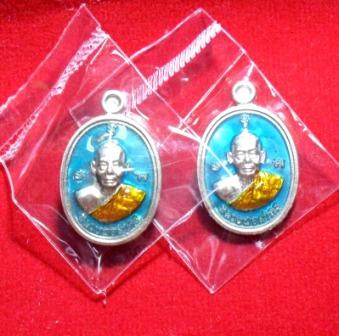 @@เหรียญเม็ดฟักทอง อัลปาก้าลงยา 6 รอบ หลวงพ่อสาคร 2 เหรียญ พร้อมกล่องเดิมๆครับ@@