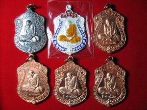 หลวงปู่ผ่านเหรียญเสมา 7 เหรียญครับ