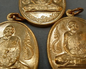 {{{{{เหรียญอุดมความสุขหลวงปู่คำพันธ์(ผิวไฟ) 3 เหรียญ}}}}}