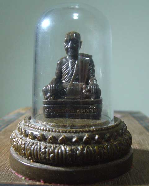 รูปเหมือนตั้งหน้ารถ หลวงพ่อก๋วน วัดตะเคียนทอง
