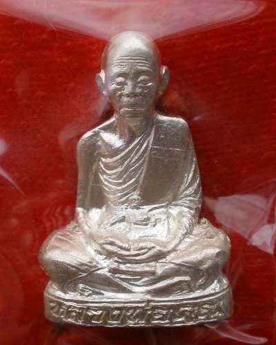 รูปเหมือนปั๊มรุ่นแรก หลวงพ่อคูณ รุ่นคุณพระเทพประทานพร เนื้อเงิน
