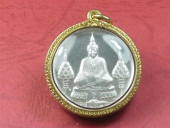 พระเเก้วมรกต ปี 2525 เนื้อเงินเลี่ยมทองกันน้ำอย่างดี 