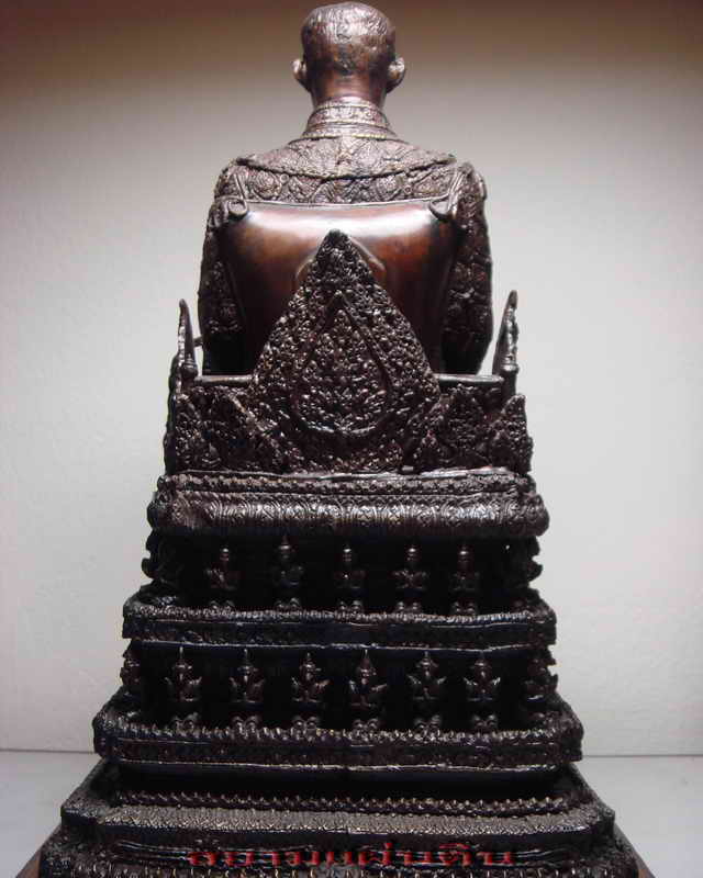 รูปปั้นในหลวง ทรงนั่ง สวยๆครับ
