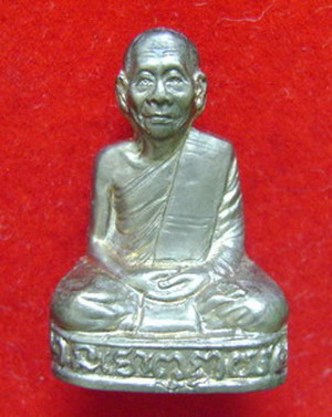 รูปเหมือนปั้มฐานภูเขารุ่นแรกหลวงปู่บุญหนา ธรรมธินโน นวะโลหะปี๔๒ วัดป่าโสตถิผล สกลนครสวยเดิมกล่องเดิม