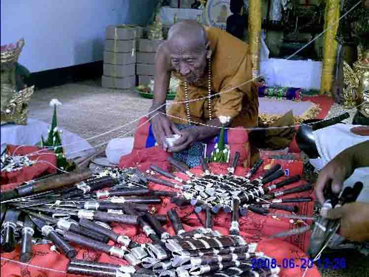 มีด พญานาคราชมหายันต์โภคทรัพย์ (ใบมีด ๓นิ้ว) ที่สุดแห่งเครื่องราง หลวงปู่คำบุ คุตตฺจิตโต วัดกุดชมภู