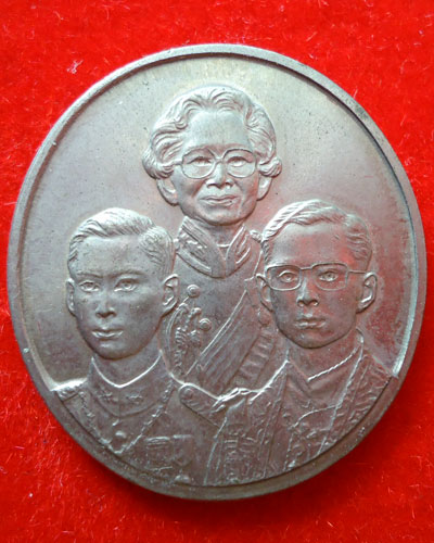 เหรียญเฉลิมพระเกียร  เนื้อทองแดง+เนื้อเงิน ไม่เกิน 2 เคาะ