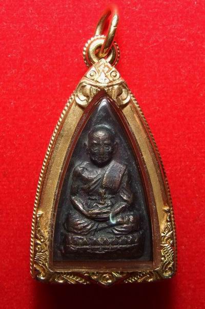 หลวงปู่ทวด สามเหลี่ยม รุน 1 ปี 07 เลี่ยมทอง สวย ๆ ปิดขั้นต่ำที่ 8,000 บาท