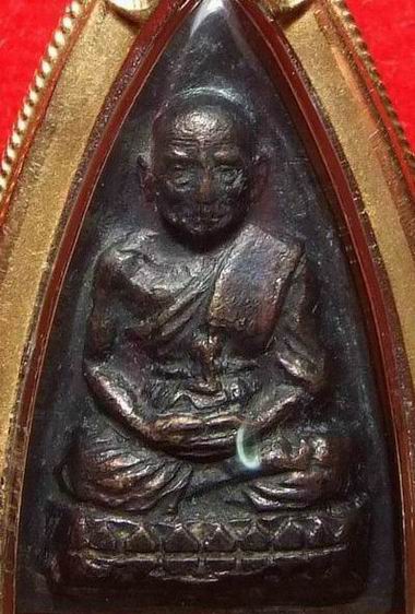 หลวงปู่ทวด สามเหลี่ยม รุน 1 ปี 07 เลี่ยมทอง สวย ๆ ปิดขั้นต่ำที่ 8,000 บาท