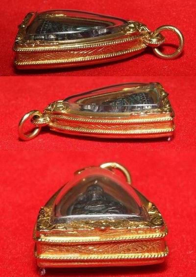 หลวงปู่ทวด สามเหลี่ยม รุน 1 ปี 07 เลี่ยมทอง สวย ๆ ปิดขั้นต่ำที่ 8,000 บาท