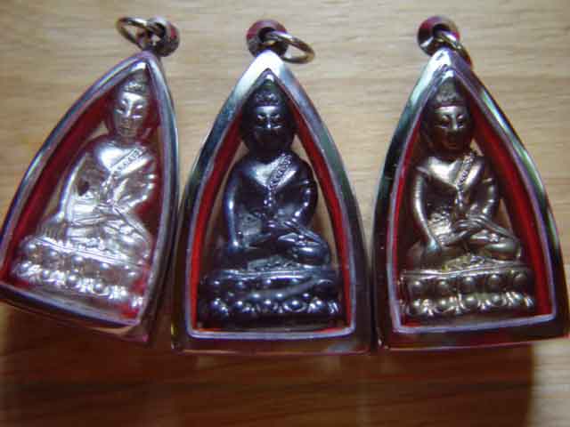 กริ่งจักรพรรดิ์หลวงปู่ขุ้ย 1 ชุด แต่ละเนื้อสร้างแค่หลักร้อย