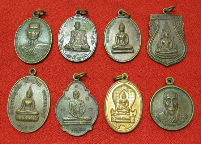 8 เหรียญ รวมๆกันมา เคาะเดียวครับ 200 บาท (1)