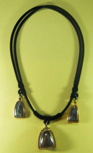 สร้อยเชือกถัก"3ห่วง"สามารถปรับสั้นยาวได้งานถักมือครับเคาะเดียว150บาทขนาด3.5ม.ม.ครับ