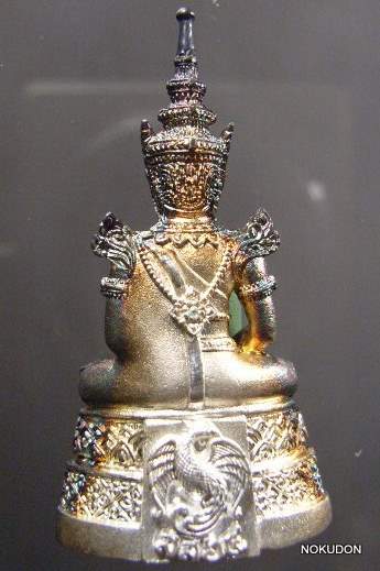 พระแก้วมรกตเนื้อเงินพ่นทราย กรมสรรพสามิตจัดสร้าง