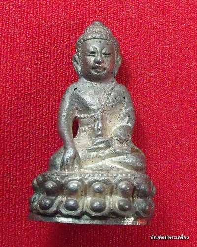 หลวงปู่ม่น ธมฺมจิณฺโณ  รุ่น เมตตา วัดเนินตามาก จ.ชลบุรี เนื้อเงิน กล่องเดิมๆ ครับ
