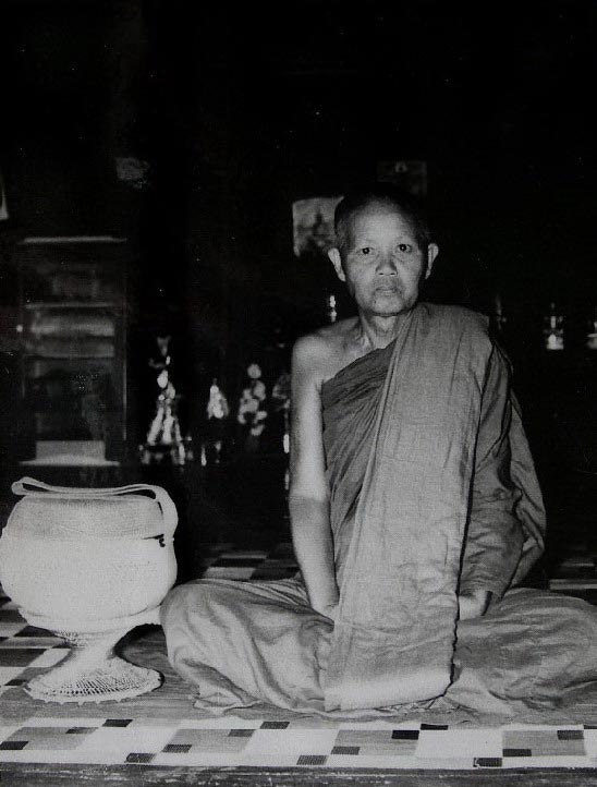 พระเนื้อผง หลวงพ่อผาง วัดอุดมคงคาคีรีเขต พระผงรูปเหมือนรุ่นแรก {องค์จริงสวยมากครับ หน้าชัดมาก }
