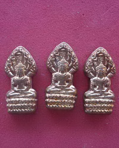 ปรกใบมะขามหลวงพ่อเสาร์ วัดกุดเวียน จ.นครราชสีมา ทีเดียวสามองค์ 