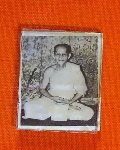 ไม่ทราบว่ารูปหลวงพ่ออะไรเก๊า เก่า ไม่ใช่ทาง เบาๆ 20 บาท