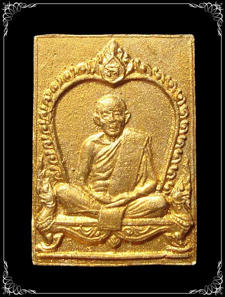 พระผงพรายกุมาร หลวงปู่ทิม วัดละหารไร่ [ด้านหลังติดจีวรหลวงปู่ทิม] หลวงพ่อสาครสร้างบูชาครู ปี2530(1)