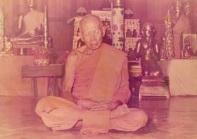 พระผงพรายกุมาร หลวงปู่ทิม วัดละหารไร่ [ด้านหลังติดจีวรหลวงปู่ทิม] หลวงพ่อสาครสร้างบูชาครู ปี2530(1)