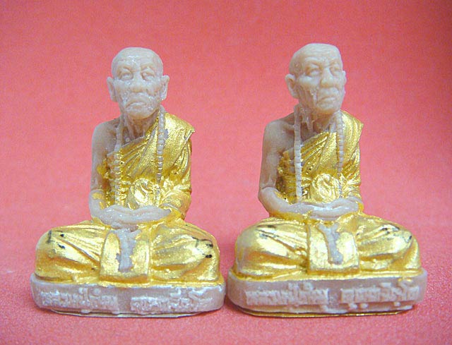 รูปเหมือนลอยองค์ เนื้อซิลิก้า (ชุดกรรมการ 2 องค์) หลวงปู่คำบุ วัดกุดชมภู สร้างเพียง 32 ชุด