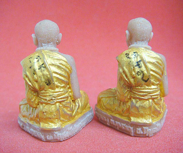 รูปเหมือนลอยองค์ เนื้อซิลิก้า (ชุดกรรมการ 2 องค์) หลวงปู่คำบุ วัดกุดชมภู สร้างเพียง 32 ชุด
