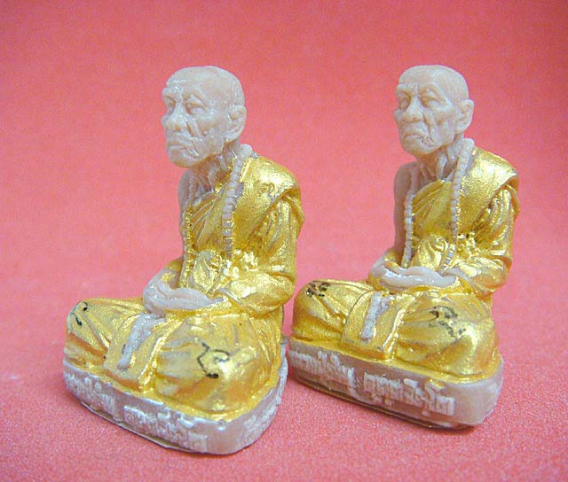 รูปเหมือนลอยองค์ เนื้อซิลิก้า (ชุดกรรมการ 2 องค์) หลวงปู่คำบุ วัดกุดชมภู สร้างเพียง 32 ชุด