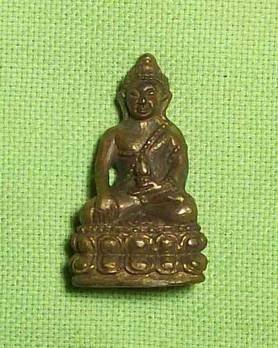 พระกริ่งรุ่นสรงน้ำ อ.เดช วัดช้าง ปี 2552 องค์นี้ ท่านใช้ทำน้ำมนต์อยู่ในขันที่วัดช้างเลย